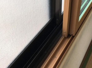 福山市LIXIL『インプラス』で簡単二重窓内窓リフォーム工事後レール部分